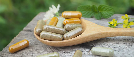 Rutina de bienestar con aceites esenciales y suplementos