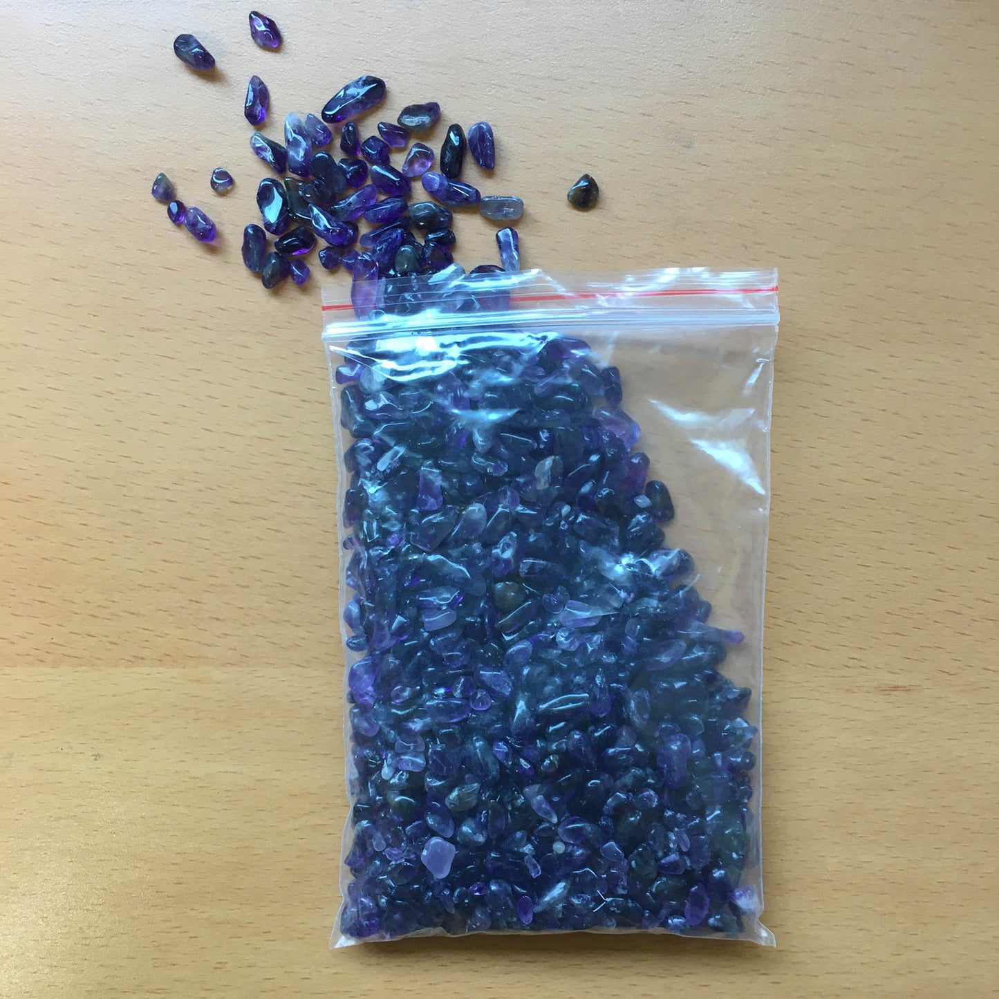 Frascos y bolsas con chips de piedras naturales