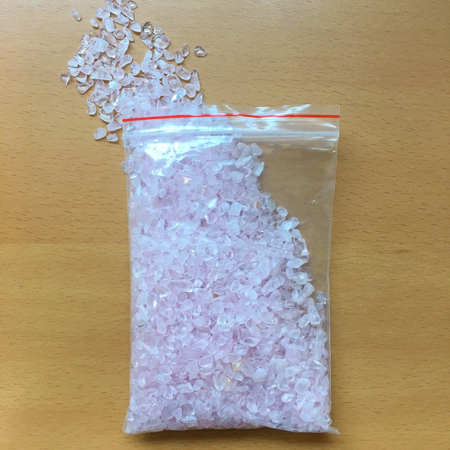 Frascos y bolsas con chips de piedras naturales