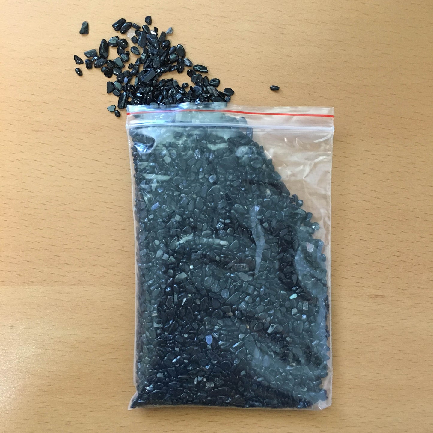 Frascos y bolsas con chips de piedras naturales