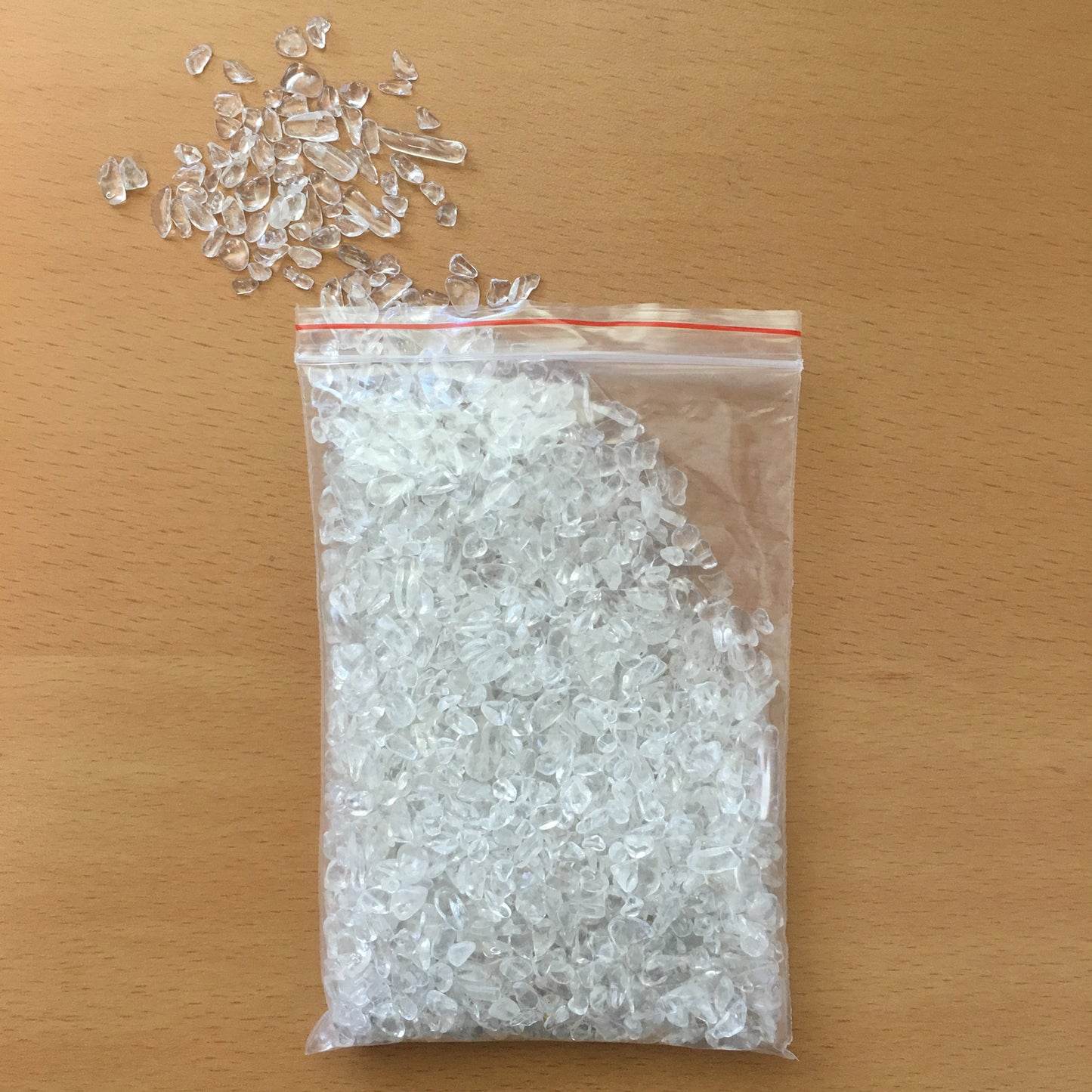 Frascos y bolsas con chips de piedras naturales