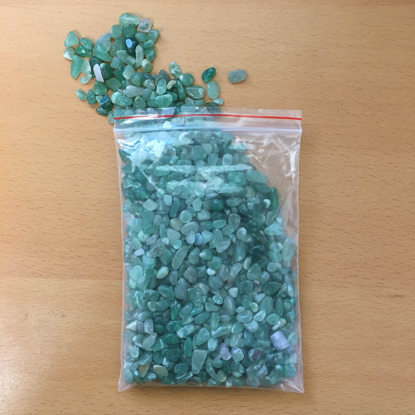 Frascos y bolsas con chips de piedras naturales