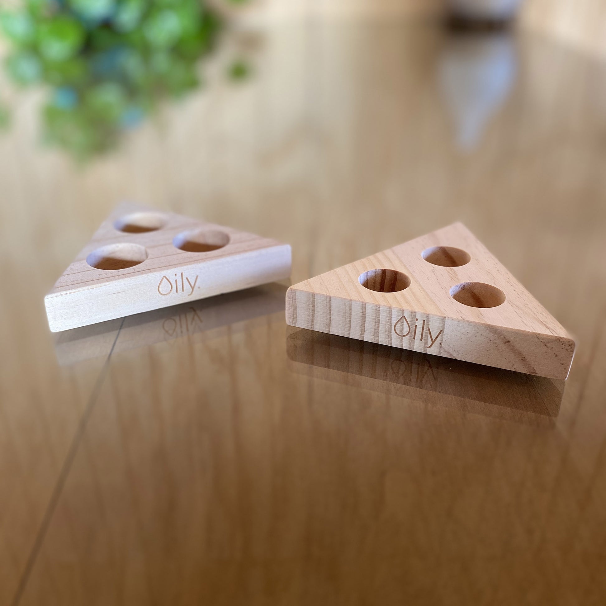 Organizador / display triangular de madera para aceites esenciales - Oily