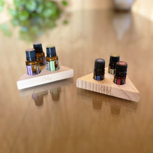 Cargar imagen en el visor de la galería, Organizador / display triangular de madera para aceites esenciales - Oily