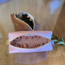 Cargar imagen en el visor de la galería, Estuche de cuero vegano para 10 frascos de aceites esenciales