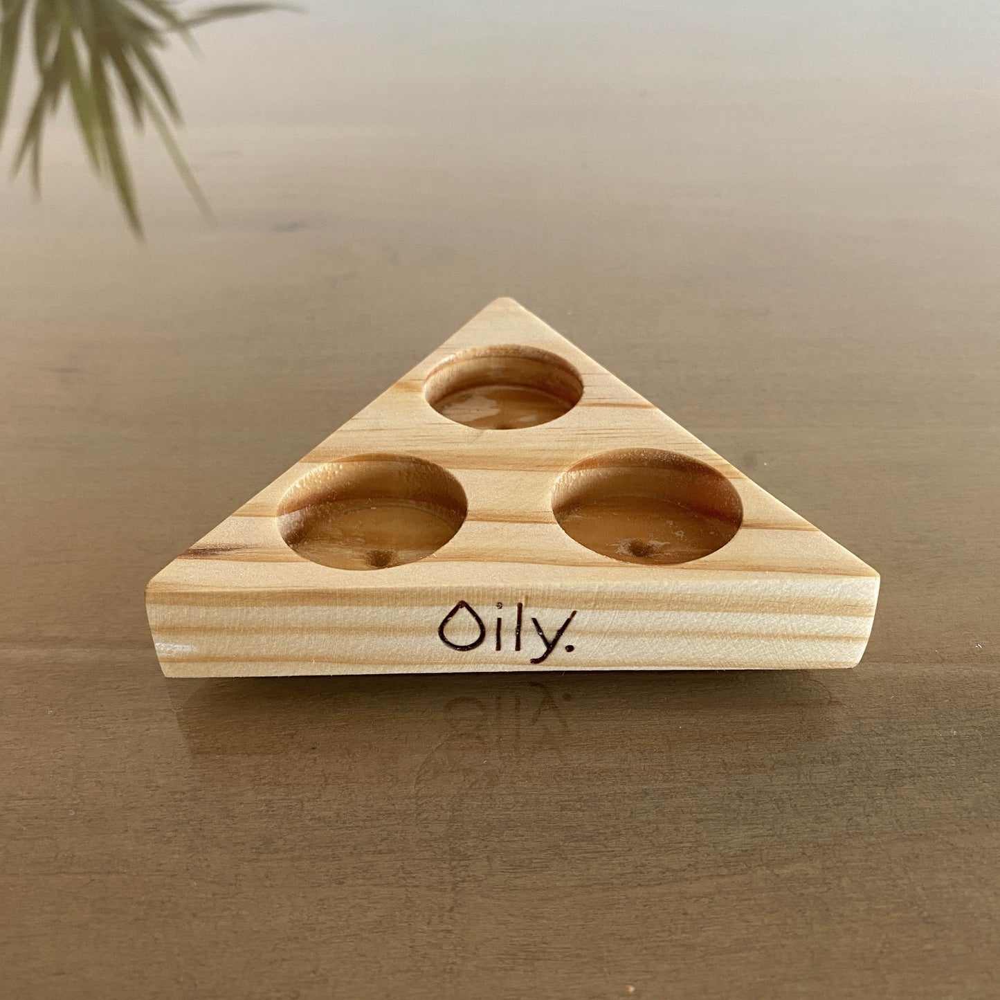Organizador / display triangular de madera para aceites esenciales - Oily