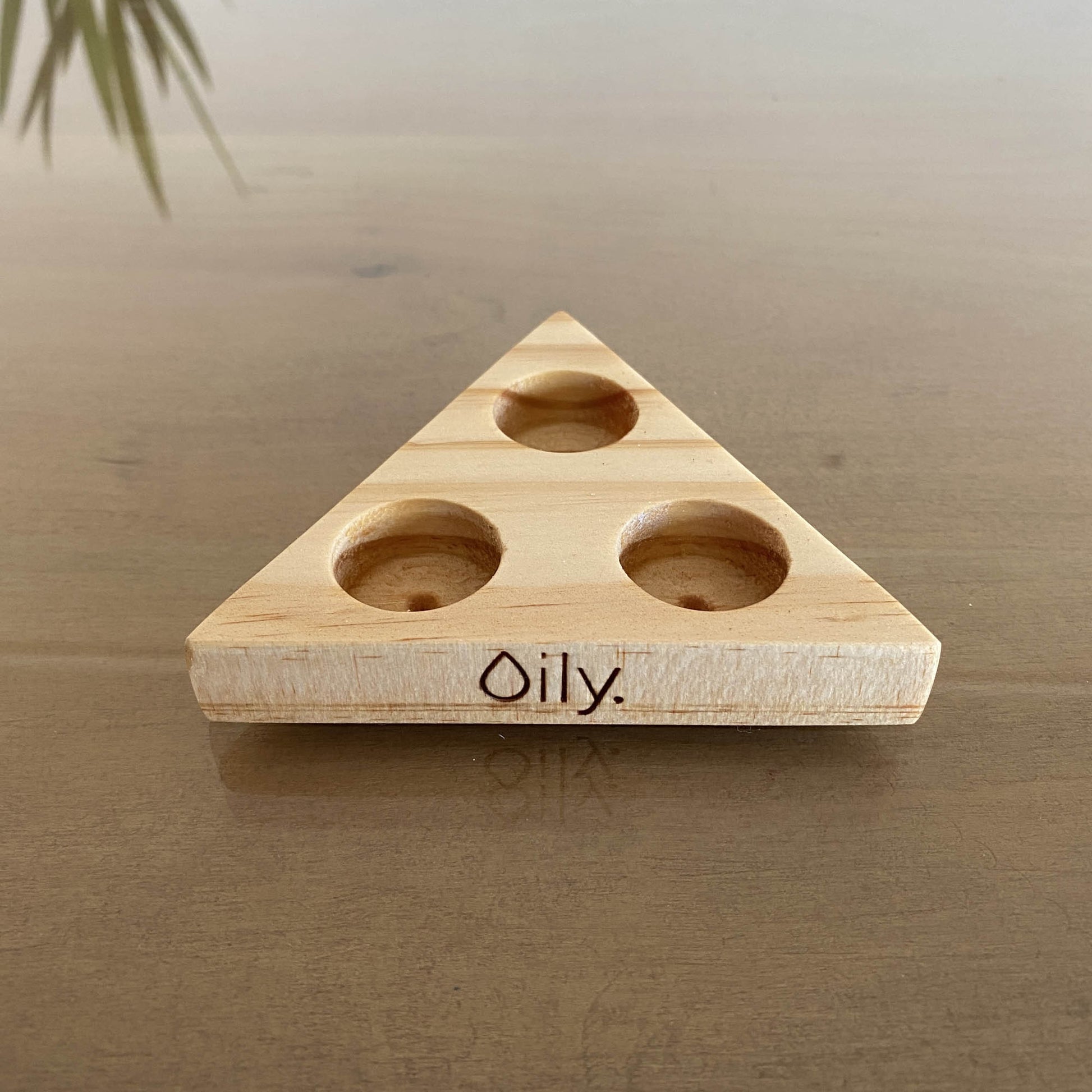 Organizador / display triangular de madera para aceites esenciales - Oily