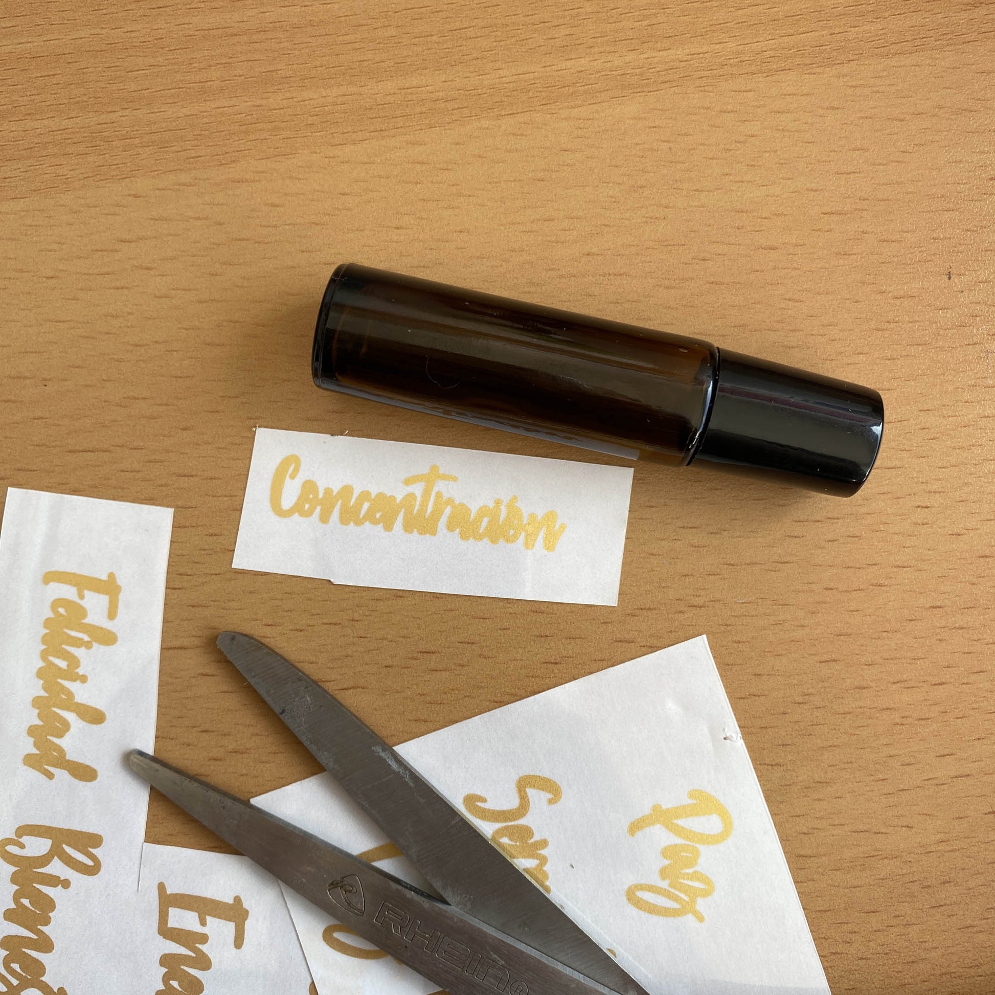 Stickers troquelados dorados para roll on de 10ml - hoja de 16 - Oily